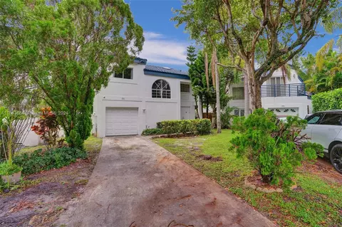221 NE 211th St, Miami, FL 33179