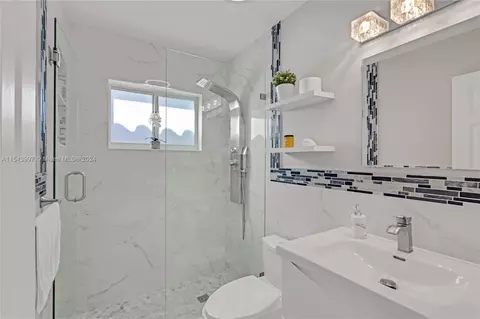 Bath - 824 W 73rd Pl, Hialeah, FL 33014 photo 1 of 2