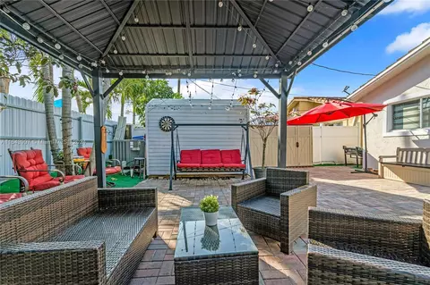 Exterior - 824 W 73rd Pl, Hialeah, FL 33014 photo 4 of 6