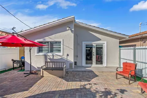 Exterior - 824 W 73rd Pl, Hialeah, FL 33014 photo 6 of 6