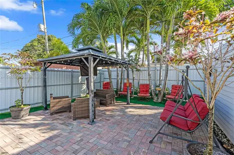 Exterior - 824 W 73rd Pl, Hialeah, FL 33014 photo 5 of 6
