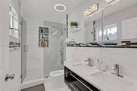 Bath - 824 W 73rd Pl, Hialeah, FL 33014 photo 2 of 2
