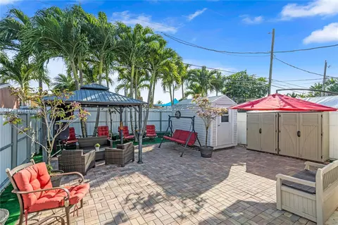 Exterior - 824 W 73rd Pl, Hialeah, FL 33014 photo 3 of 6
