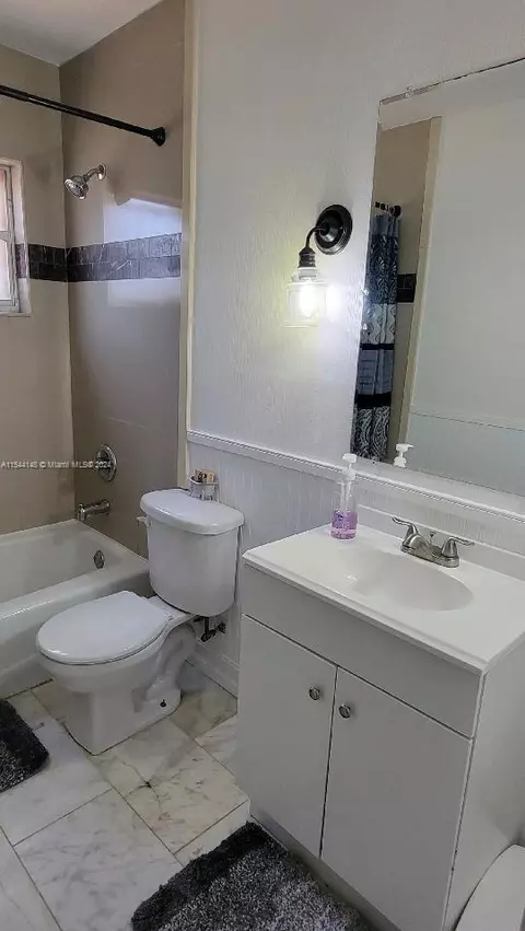 Bath - 108 Mitchell Dr, Brandon, FL 33511 photo 4 of 4