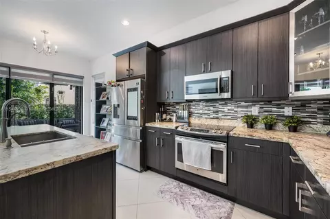 Kitchen - 9727 W 34th Ln, Hialeah, FL 33018 photo 3 of 4