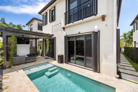 Exterior - 9727 W 34th Ln, Hialeah, FL 33018 photo 4 of 5