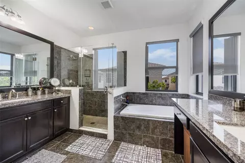 Bath - 9727 W 34th Ln, Hialeah, FL 33018 photo 4 of 6