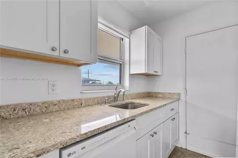 Kitchen - 1480 E Sample Rd #311, Pompano Beach, FL 33064 photo 4 of 4