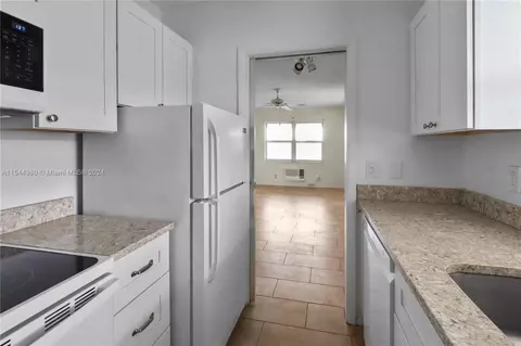 Kitchen - 1480 E Sample Rd #311, Pompano Beach, FL 33064 photo 3 of 4