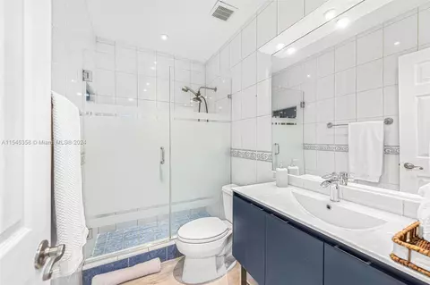 Bath - 440 E 23rd St #1209, Hialeah, FL 33013 photo 2 of 3