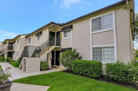 4000 Crystal Lake Dr #215, Pompano Beach, FL 33064