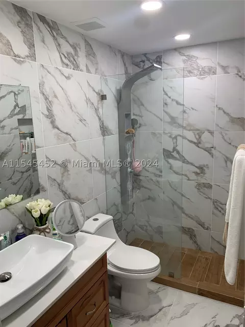 8454 NW 8th St #4, Miami, FL 33126
