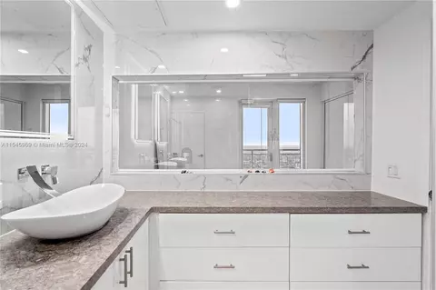 Bath - 60 SW 13th St #4013, Miami, FL 33130 photo 3 of 4