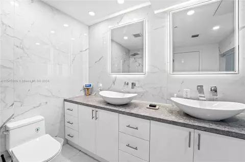 Bath - 60 SW 13th St #4013, Miami, FL 33130 photo 2 of 4