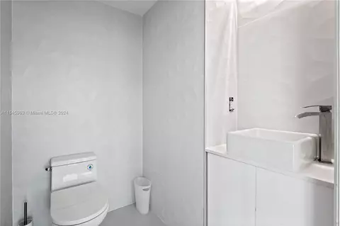 Bath - 60 SW 13th St #4013, Miami, FL 33130 photo 1 of 4