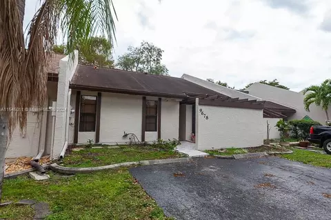 9678 NW 16th Ct, Pembroke Pines, FL 33024