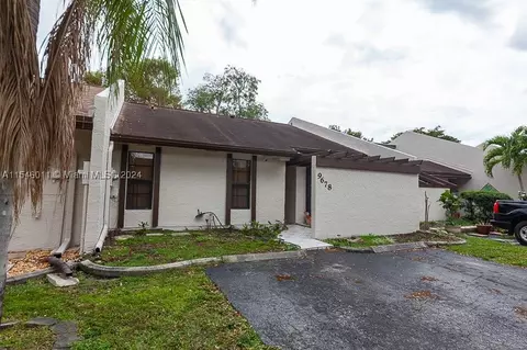 9678 NW 16th Ct, Pembroke Pines, FL 33024