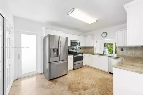 9009 Hawthorne Ave, Surfside, FL 33154 photo 17