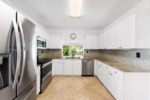 9009 Hawthorne Ave, Surfside, FL 33154 photo 18