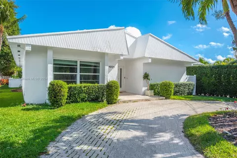 9009 Hawthorne Ave, Surfside, FL 33154 photo 4