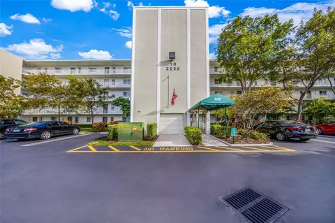 2228 N Cypress Bend Dr #206, Pompano Beach, FL 33069