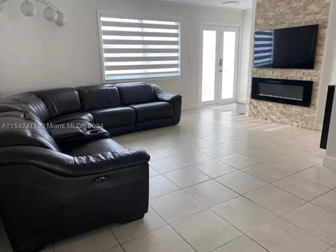 689 W 80th St, Hialeah, FL 33014 photo 1