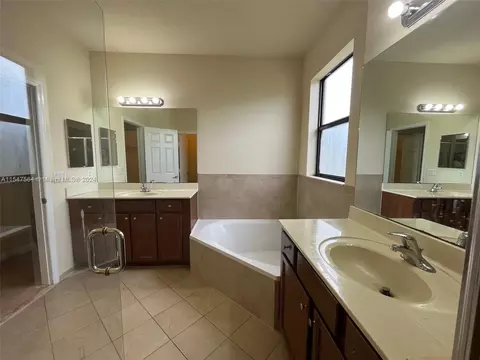 Bath - Undisclosed, Hialeah, FL 33018 photo 5 of 5
