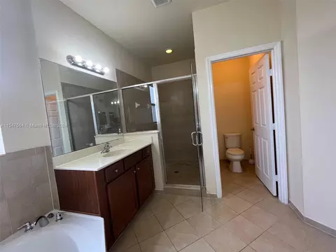 Bath - Undisclosed, Hialeah, FL 33018 photo 4 of 5