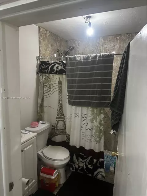 Bath - 630 W 50th Pl, Hialeah, FL 33012 photo 4 of 4
