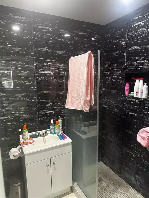 Bath - 630 W 50th Pl, Hialeah, FL 33012 photo 2 of 4