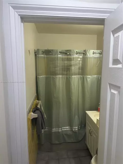 Bath - 630 W 50th Pl, Hialeah, FL 33012 photo 3 of 4