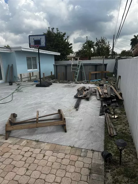 Exterior - 630 W 50th Pl, Hialeah, FL 33012 photo 4 of 5