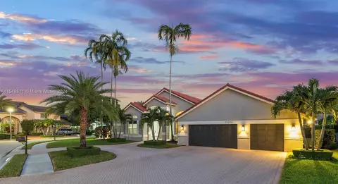 15210 N Laurel Ln N, Pembroke Pines, FL 33027