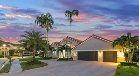 15210 N Laurel Ln N, Pembroke Pines, FL 33027
