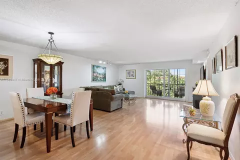 291 S Hollybrook Dr #303, Pembroke Pines, FL 33025