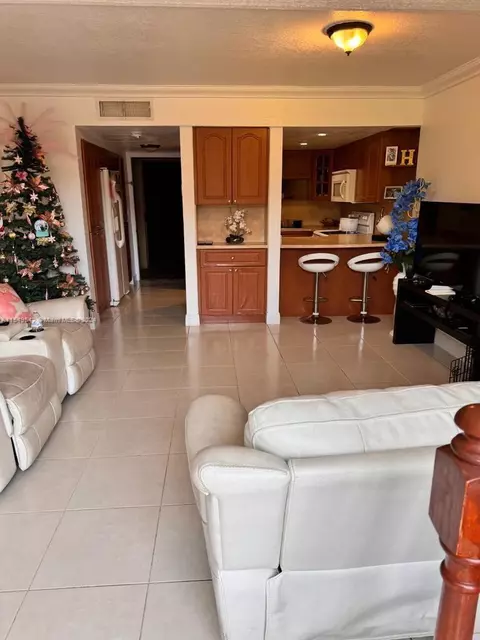 1750 W 56th St #221, Hialeah, FL 33012
