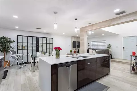 11 NW 110th Ave, Plantation, FL 33324