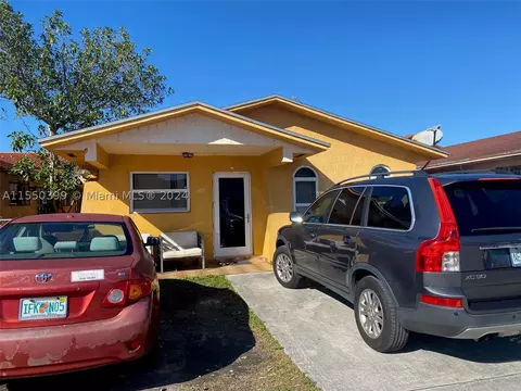 1137 W 40th Pl, Hialeah, FL 33012