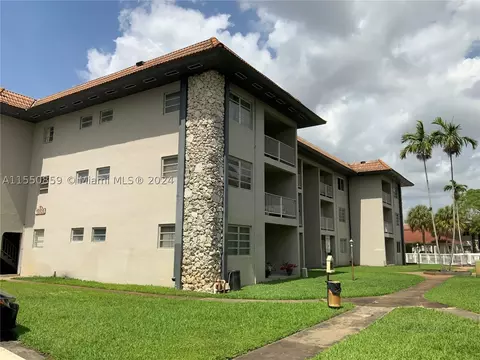 13920 Lake Placid Ct #B23, Miami Lakes, FL 33014