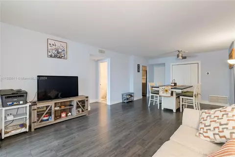 4200 Hillcrest Dr #208, Hollywood, FL 33021