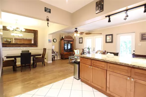 11 Redwood Cir, Plantation, FL 33317