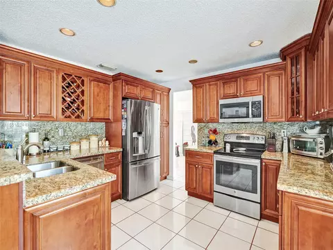 Kitchen - 19824 NW 86th Ct, Hialeah, FL 33015 photo 3 of 4