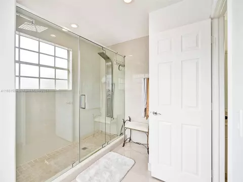 Bath - 19824 NW 86th Ct, Hialeah, FL 33015 photo 2 of 4