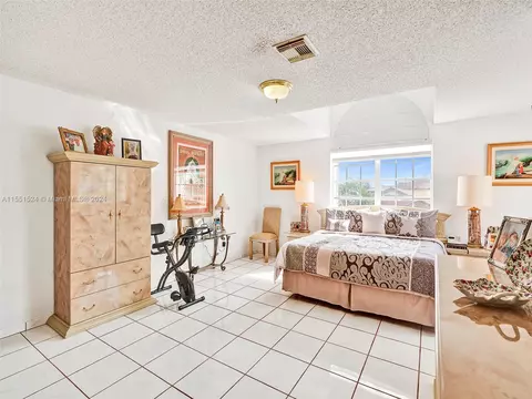 Bedroom - 19824 NW 86th Ct, Hialeah, FL 33015 photo 4 of 4
