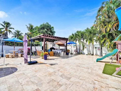 Exterior - 19824 NW 86th Ct, Hialeah, FL 33015 photo 10 of 12