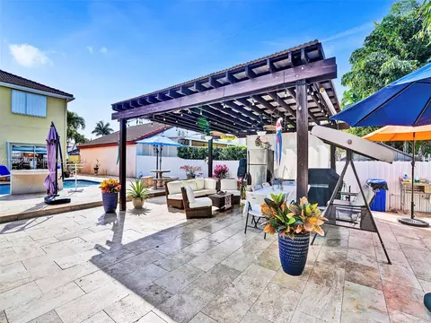 Exterior - 19824 NW 86th Ct, Hialeah, FL 33015 photo 8 of 12