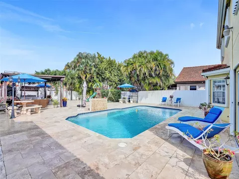 Exterior - 19824 NW 86th Ct, Hialeah, FL 33015 photo 4 of 12