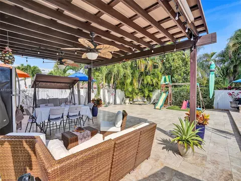 Exterior - 19824 NW 86th Ct, Hialeah, FL 33015 photo 6 of 12