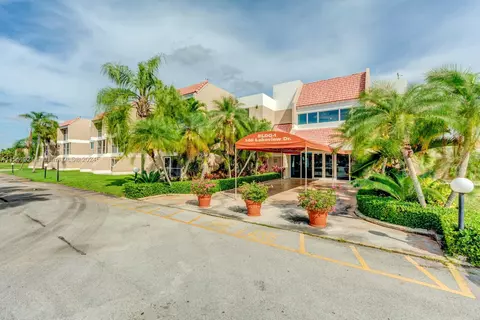 140 Lakeview Dr #301, Weston, FL 33326