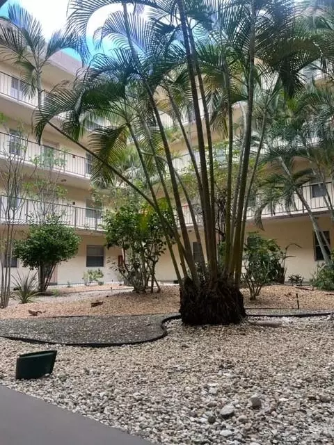 2871 Somerset Dr #218, Lauderdale Lakes, FL 33311